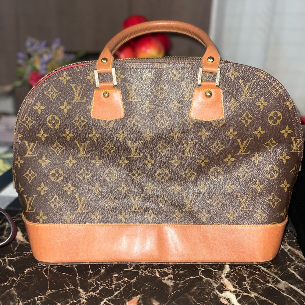 Loui votton purse medium size used not sure if original yet many compliments.